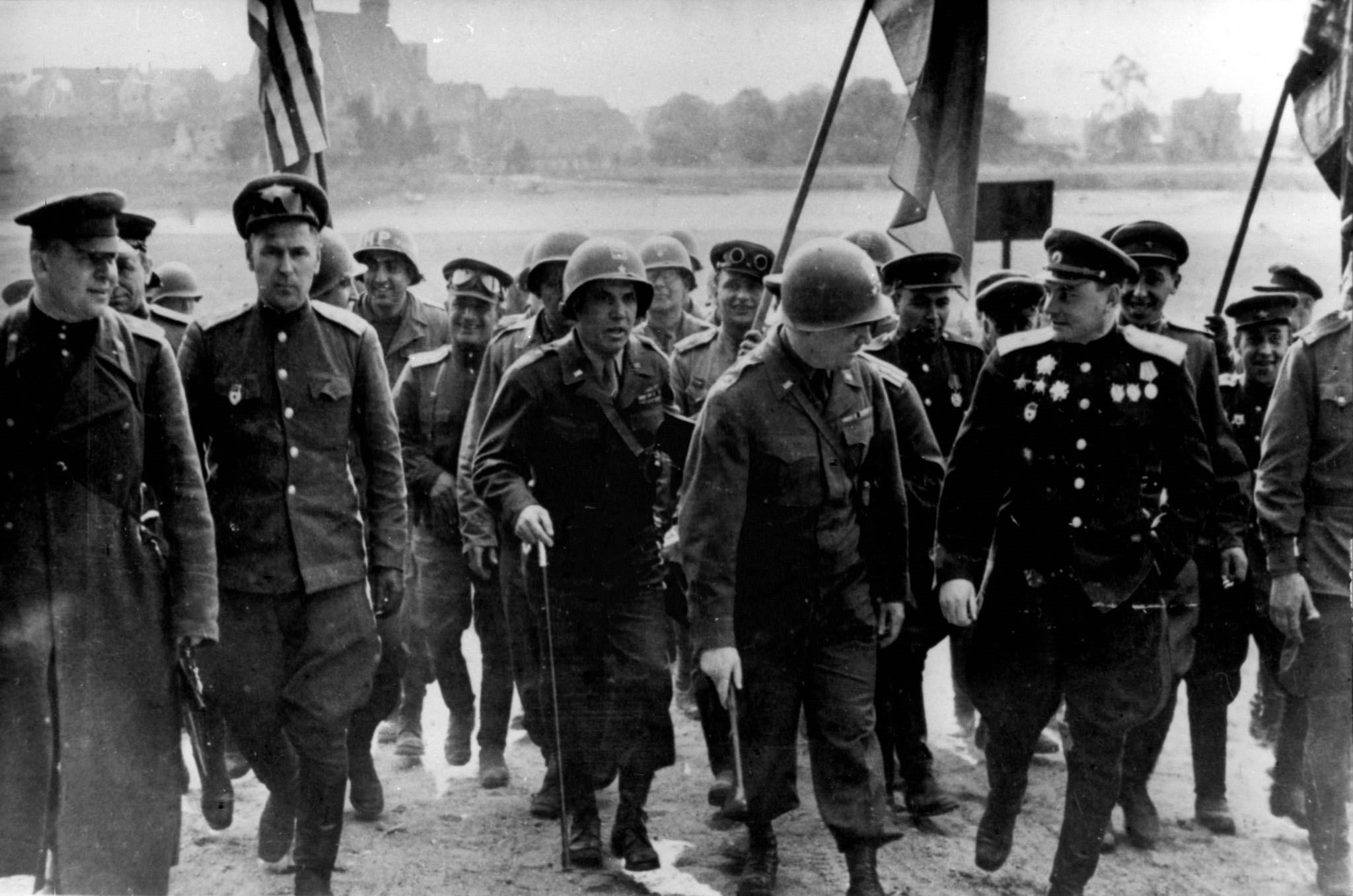 25 апреля - Встреча воинов Красной Армии с американскими войсками на реке Эльба