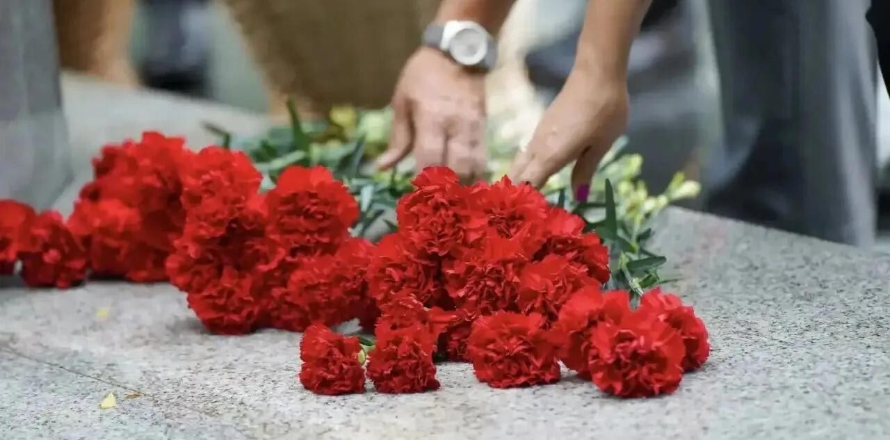 Траурный митинг и возложение цветов  памяти погибших курсантов училища связи