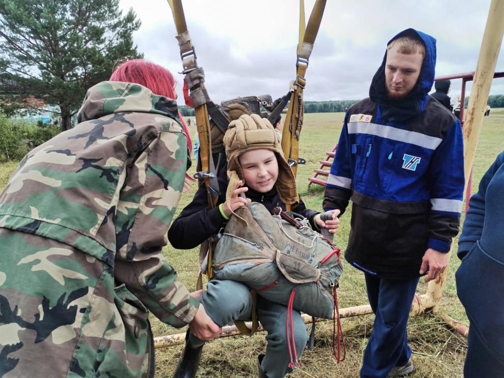 Парашютисты на показательных выступлениях