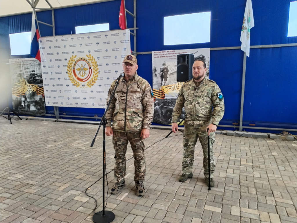 Посетители на авиационно-спортивном празднике