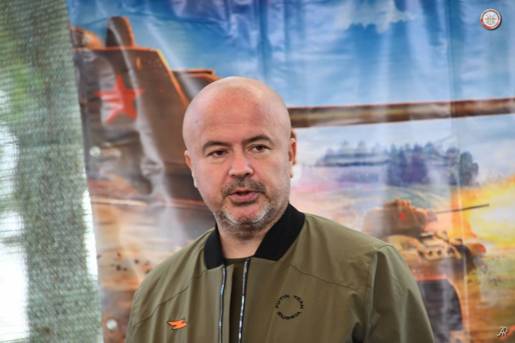 Гости праздника общаются и осматривают экспозиции